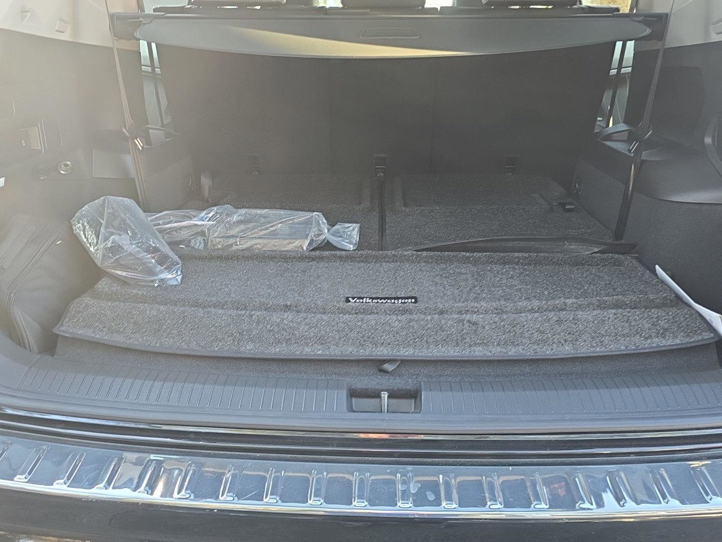 Used 2022 Volkswagen Tiguan SE w/ Panoramic Sunroof Package image 8