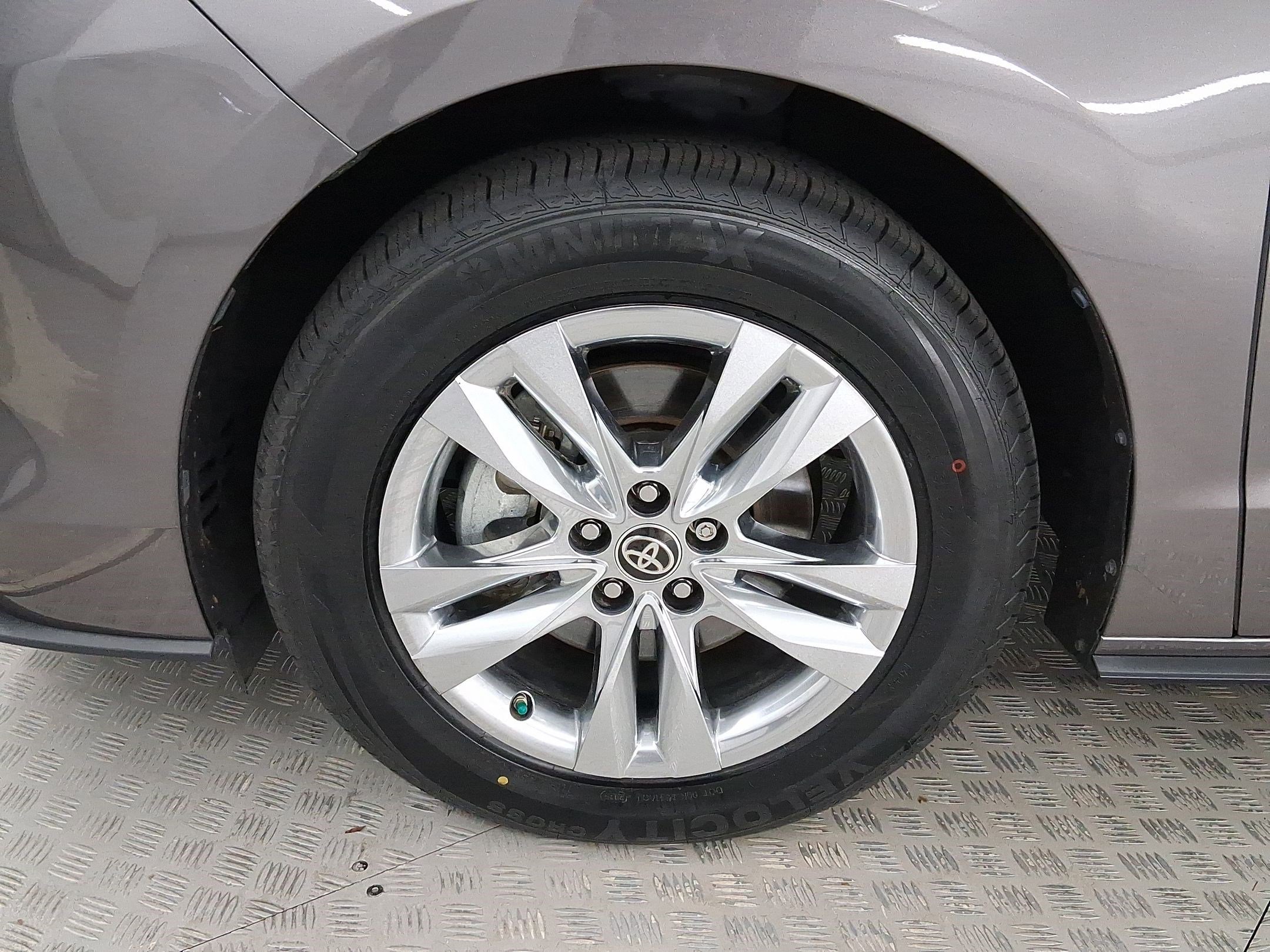 Used 2021 Toyota Sienna Limited image 11