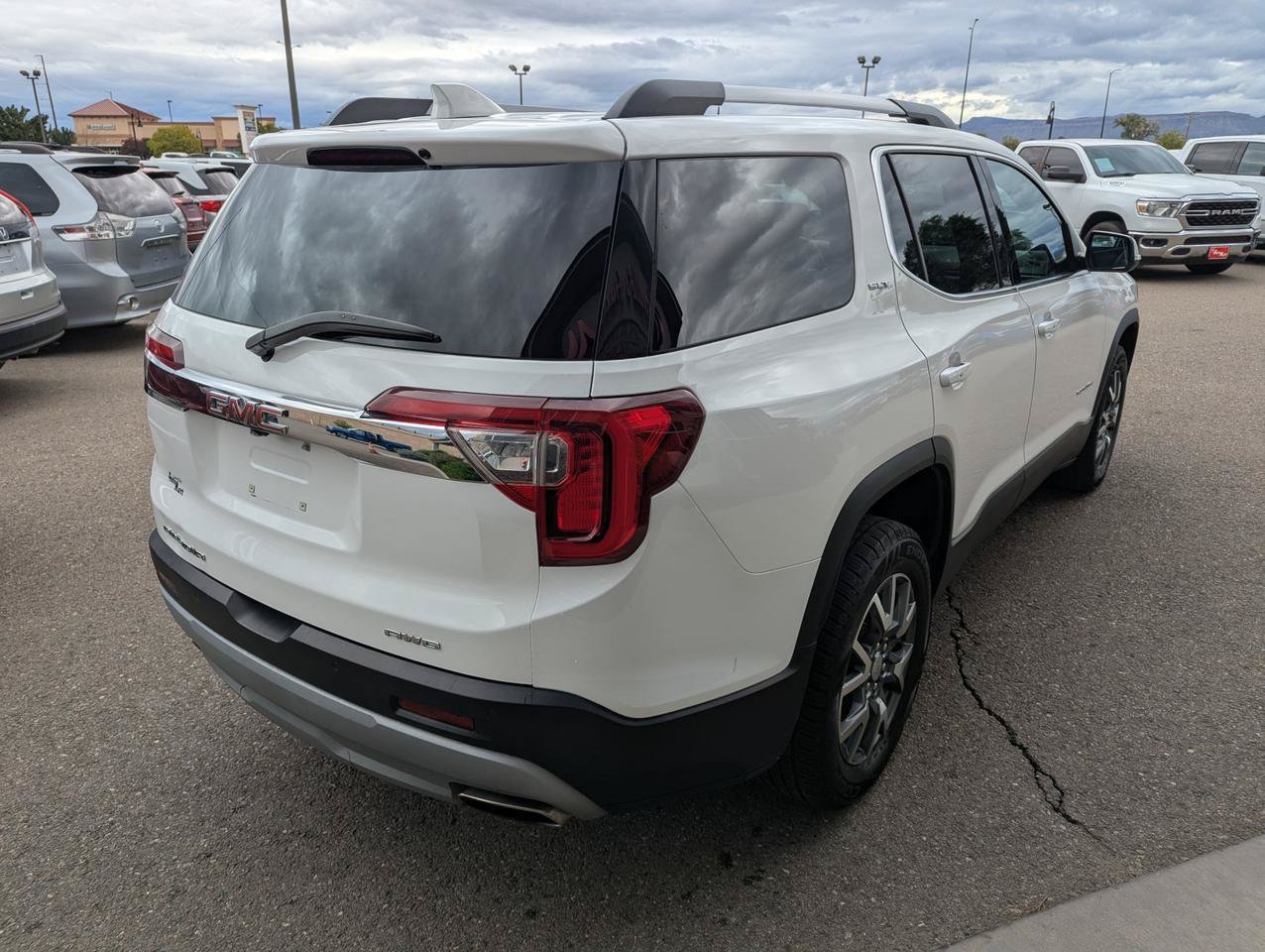 Used 2023 GMC Acadia SLT AWD/4WD image 5