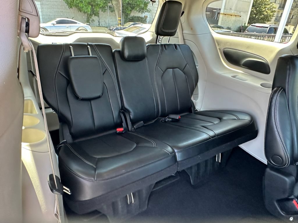 Used 2023 Chrysler Pacifica Touring-L FWD image 15