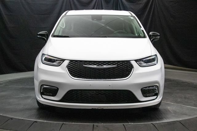 Used 2024 Chrysler Pacifica Touring-L FWD image 5