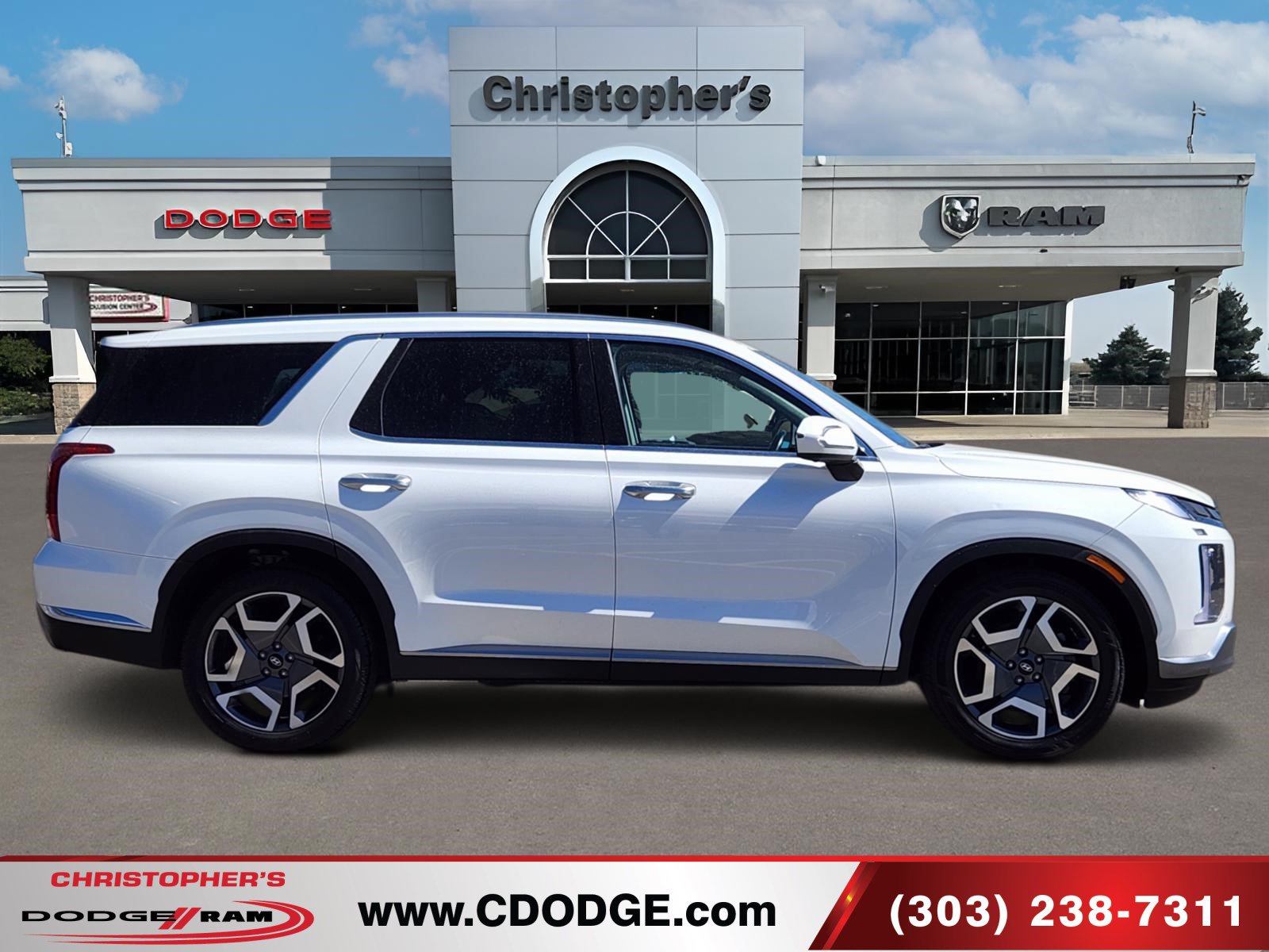 Used 2024 Hyundai Palisade Limited AWD/4WD image 2