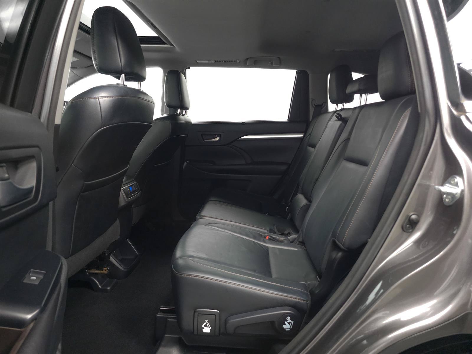 Used 2017 Toyota Highlander XLE AWD/4WD image 5