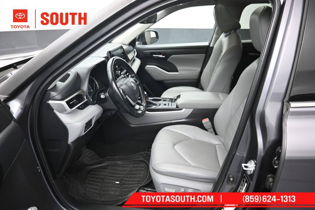 Used 2022 Toyota Highlander XLE AWD/4WD image 9