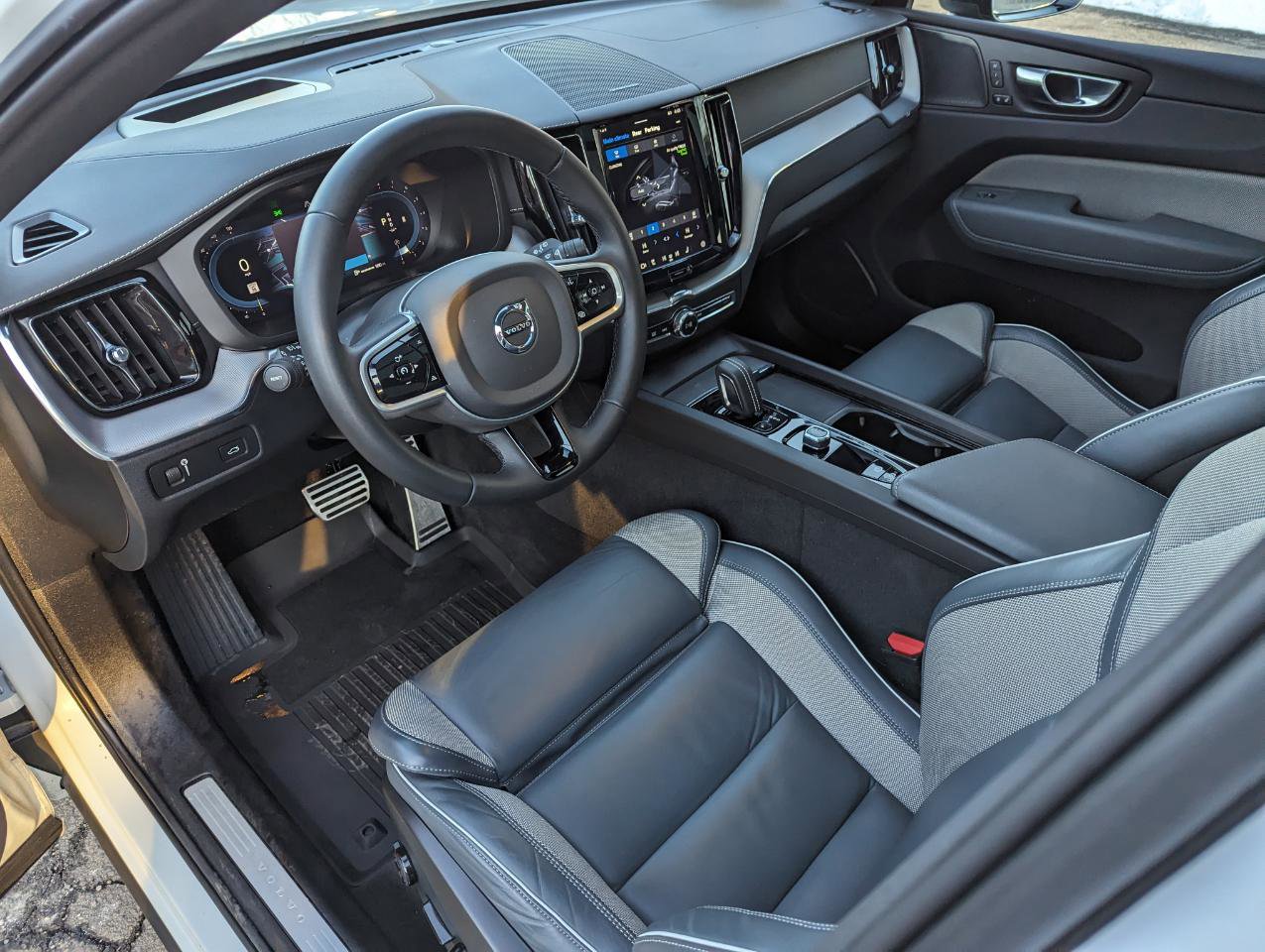 Used 2022 Volvo XC60 B5 R-Design w/ Advanced Package image 12