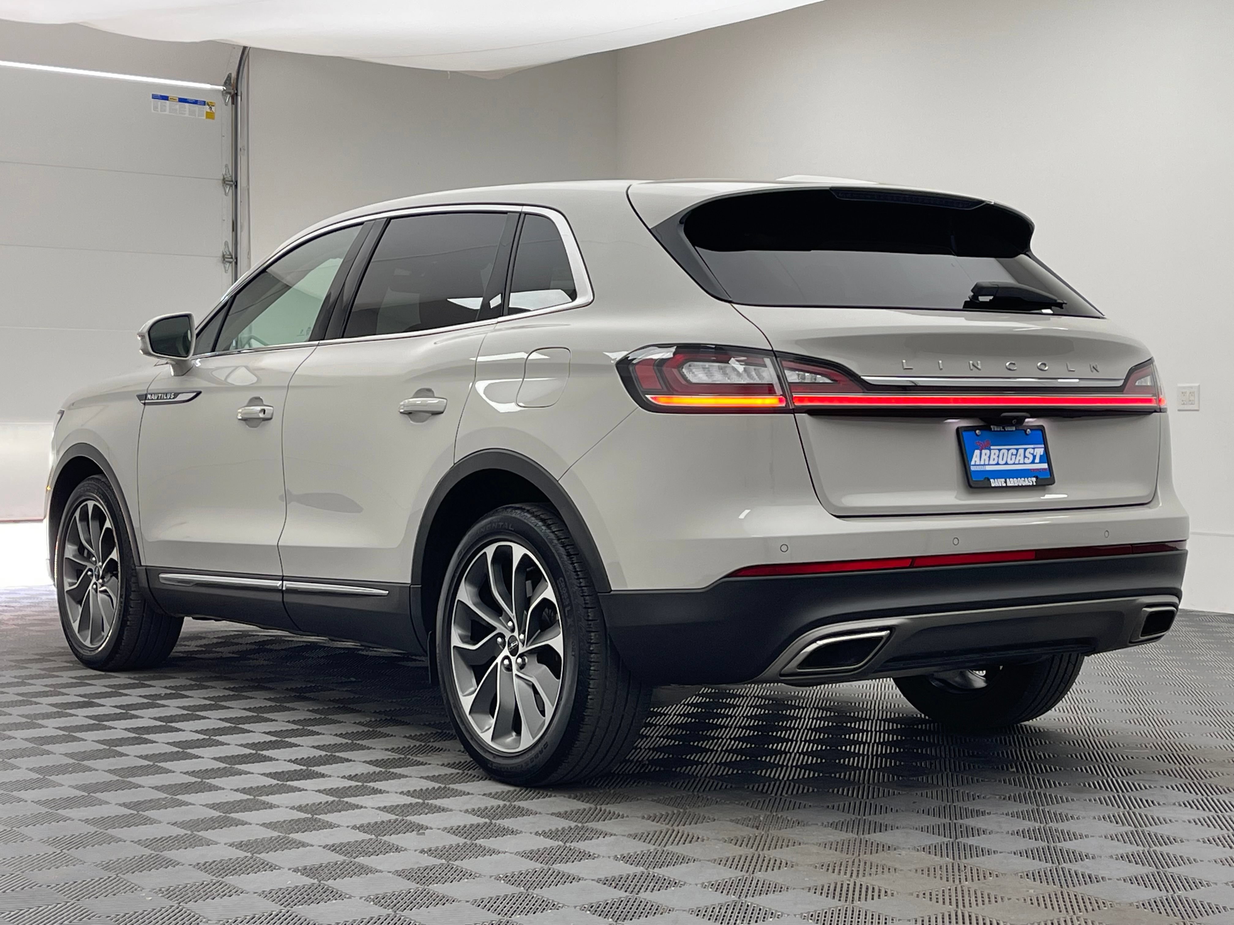 Used 2023 Lincoln Nautilus Reserve AWD/4WD image 13
