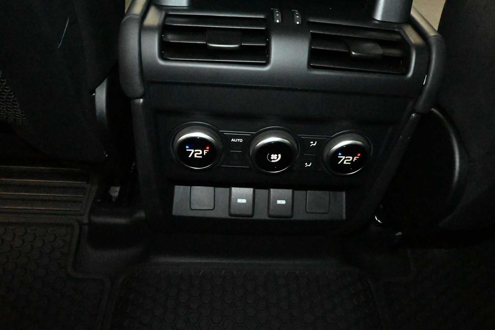 Used 2023 Land Rover Defender 110 SE AWD/4WD image 17