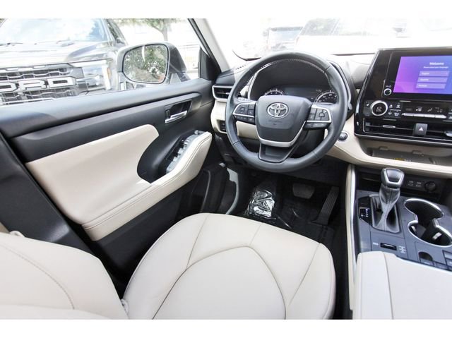 Used 2023 Toyota Highlander XLE image 7