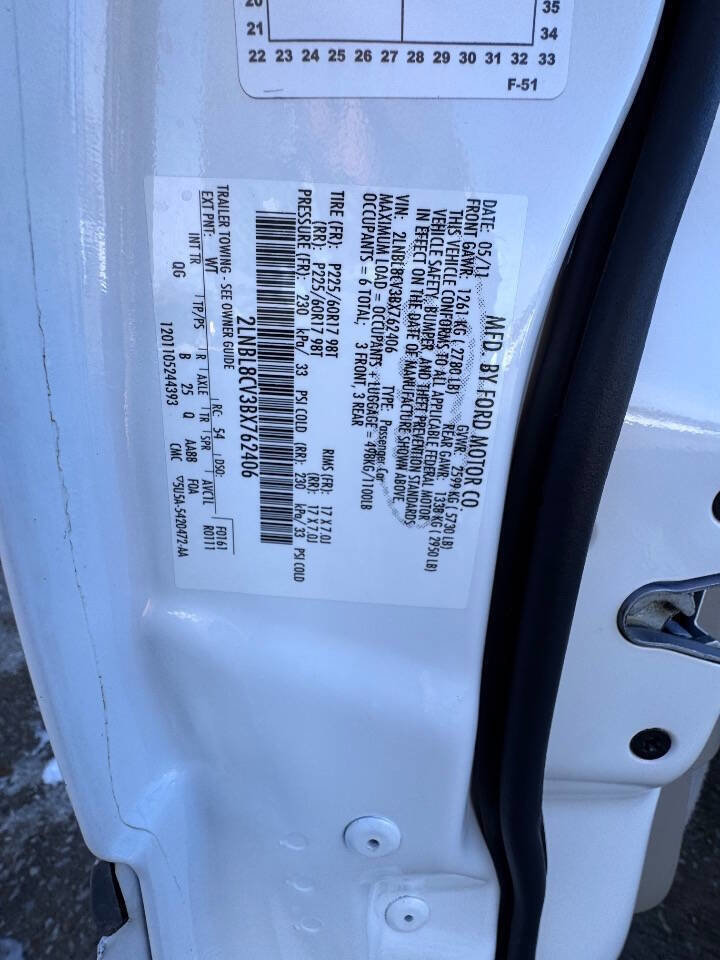 Used 2011 Lincoln Town Car Signature Limited image 24