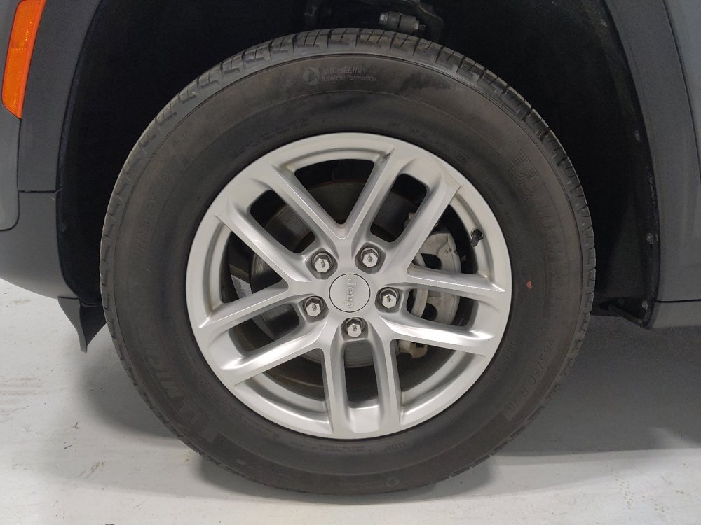 Used 2023 Jeep Grand Cherokee Laredo X AWD/4WD image 31