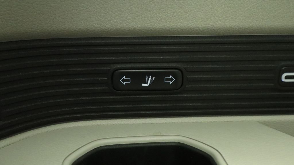 Used 2022 Jeep Wagoneer Series III w/ Premium Group I image 26