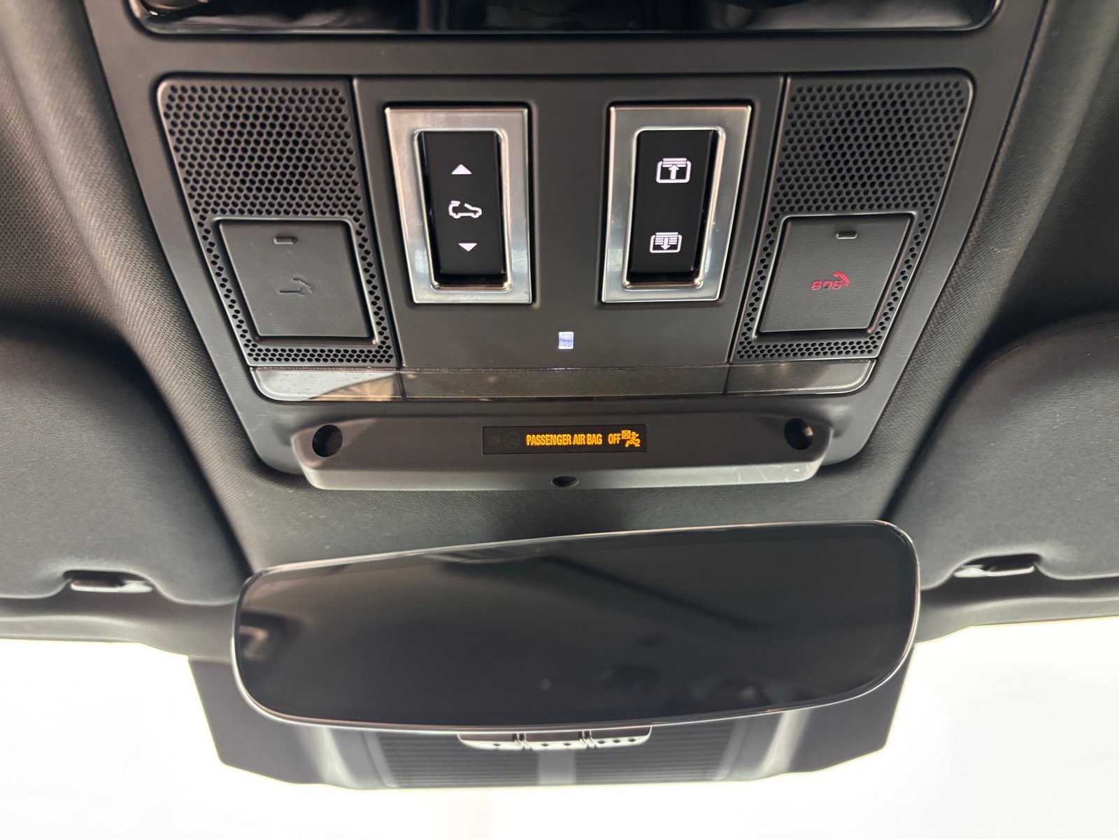 Used 2023 Land Rover Defender 110 X-Dynamic SE image 12