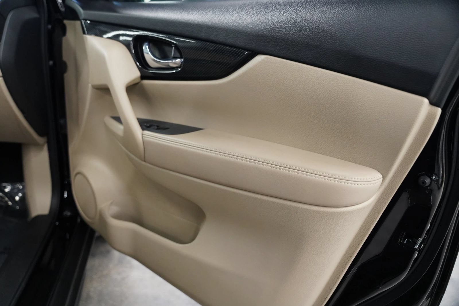Used 2017 Nissan Rogue SL w/ SL Premium Package FWD image 32