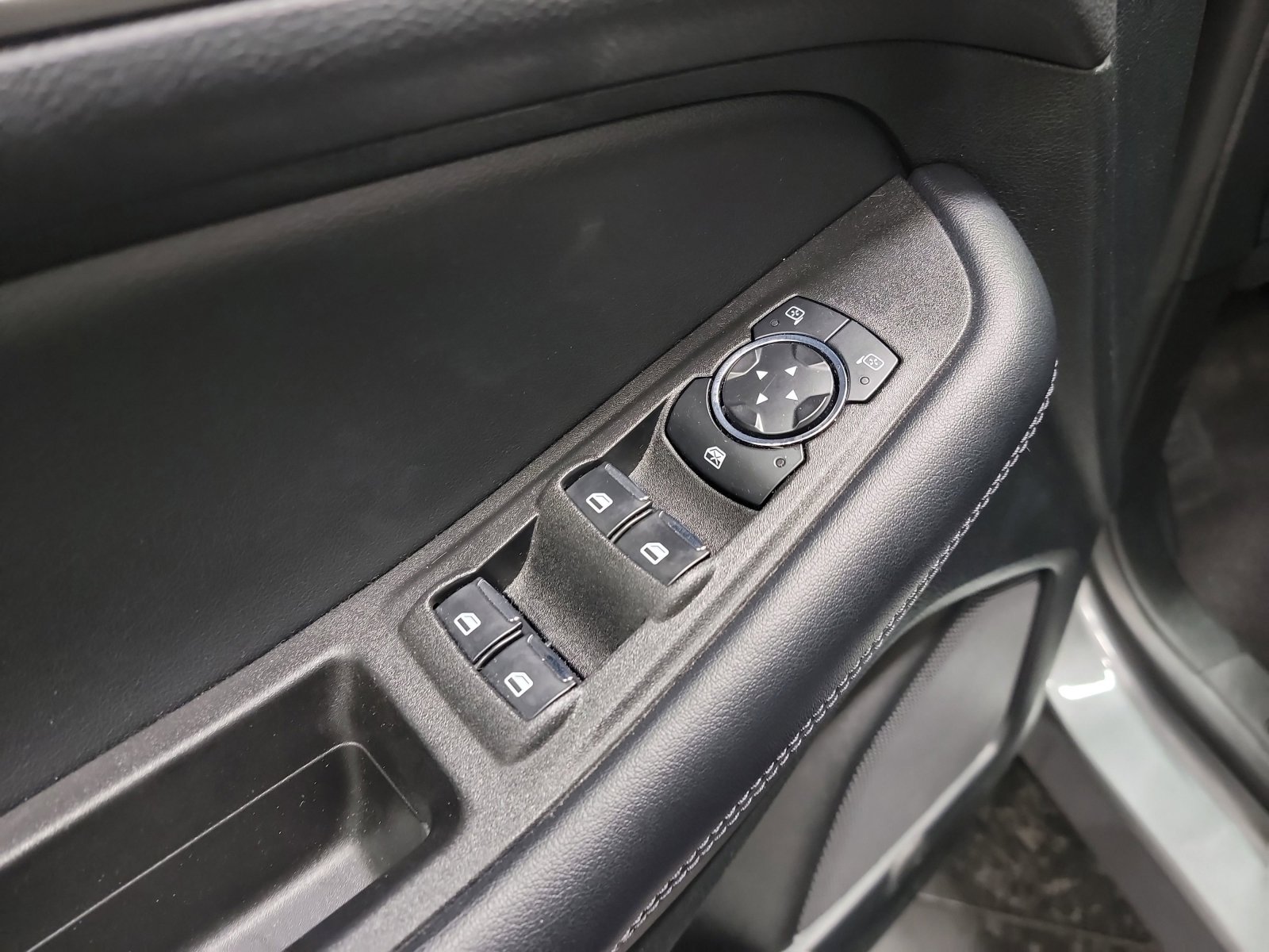 Used 2024 Ford Edge SEL image 17