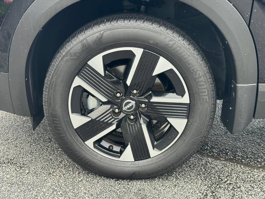 Certified 2025 Nissan Kicks SR FWD image 9