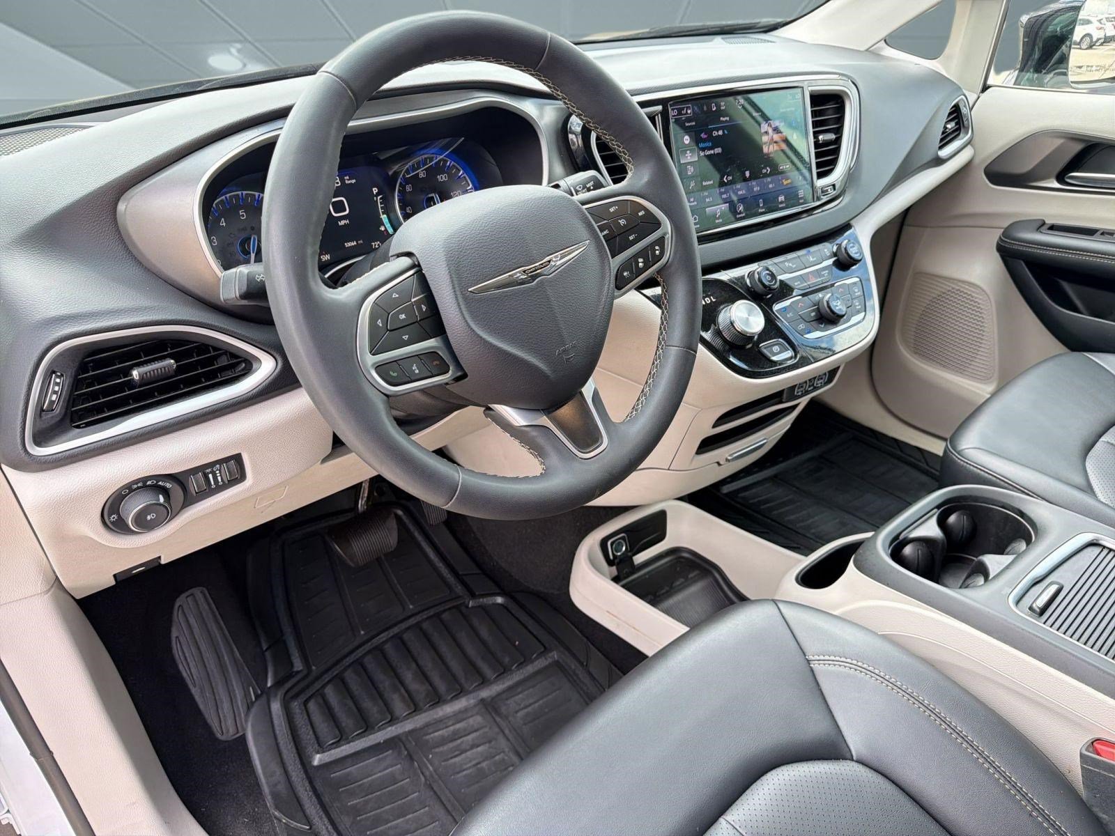 Used 2024 Chrysler Pacifica Touring-L image 4