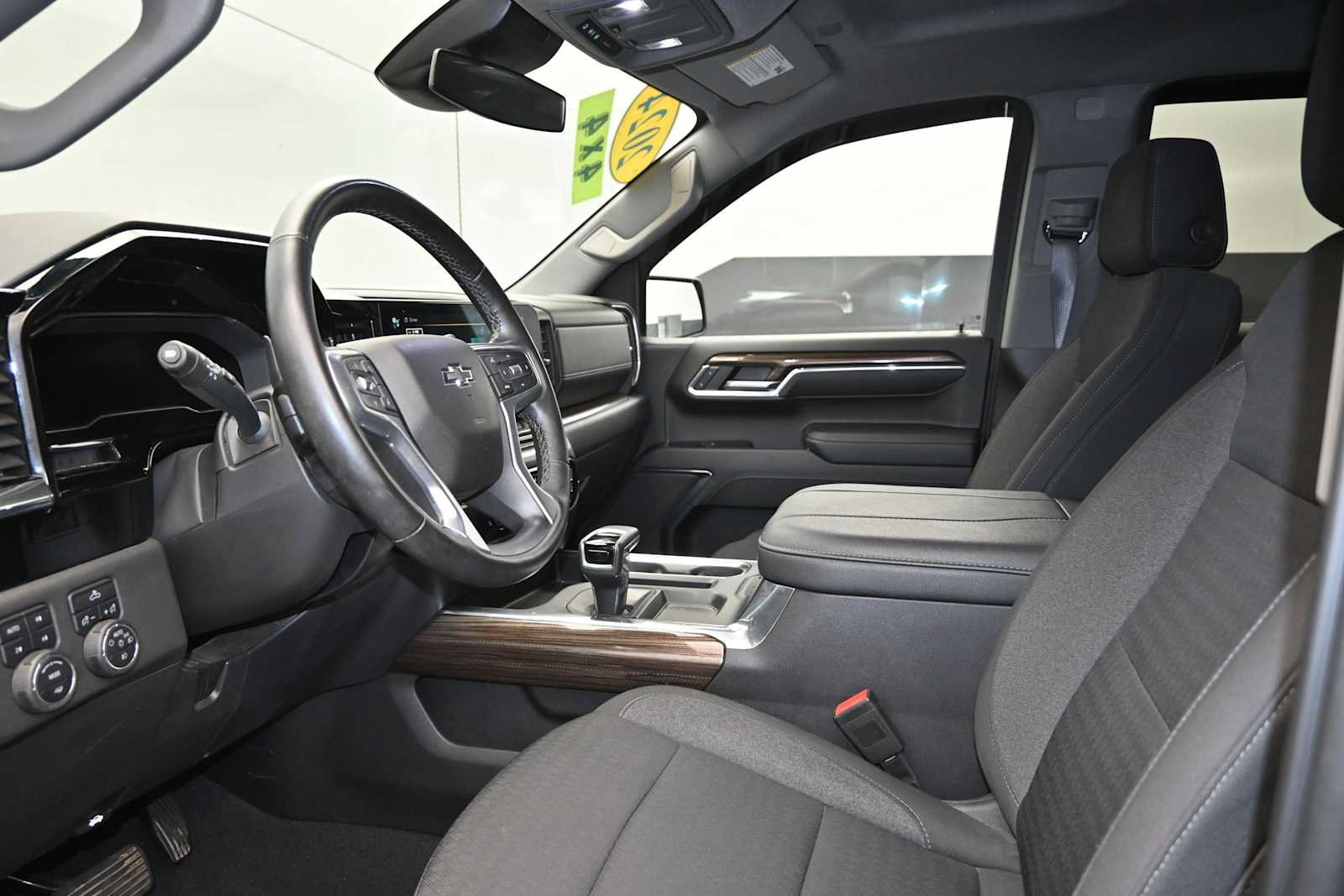 Used 2024 Chevrolet Silverado 1500 LT Trail Boss w/ LPO, Dark Essentials Package AWD/4WD image 13