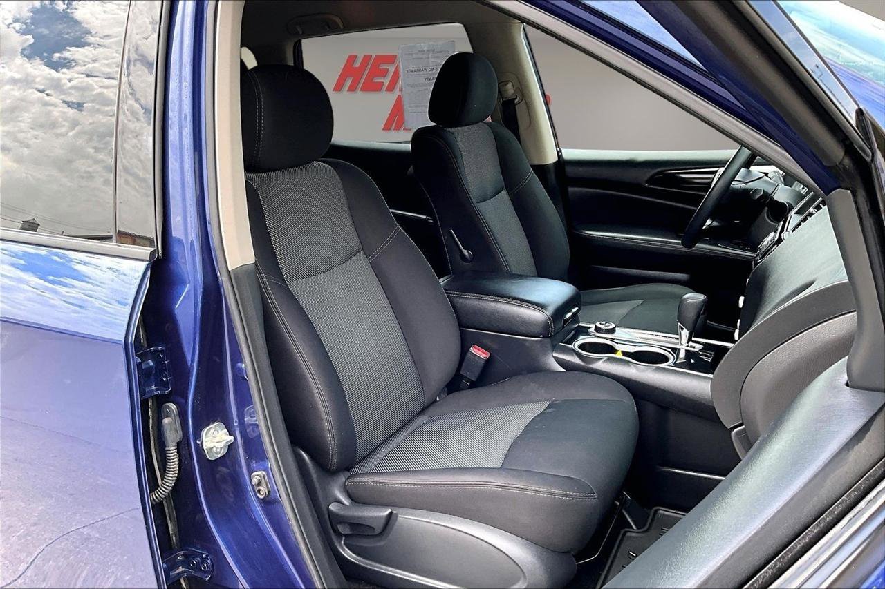 Used 2019 Nissan Pathfinder S image 29