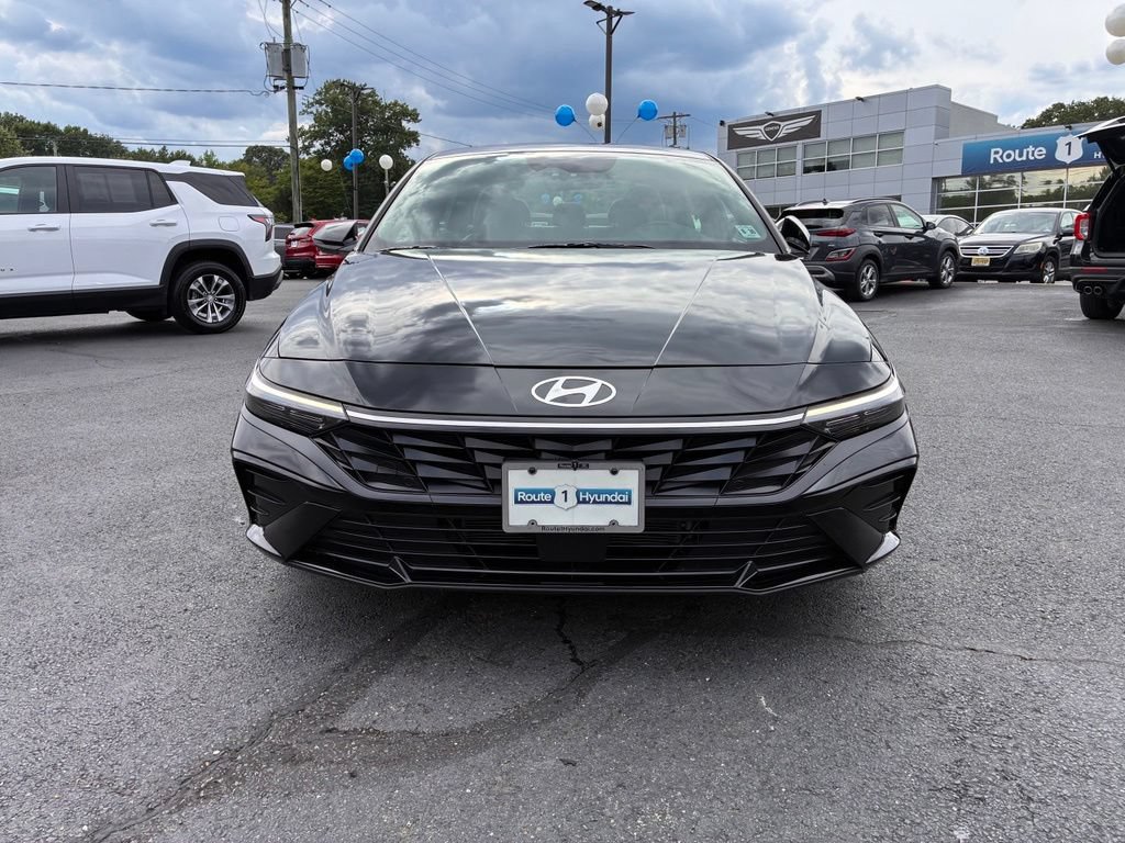Used 2025 Hyundai Elantra Limited w/ Cargo Package FWD image 2