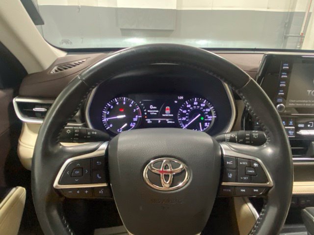 Used 2020 Toyota Highlander XLE FWD image 15