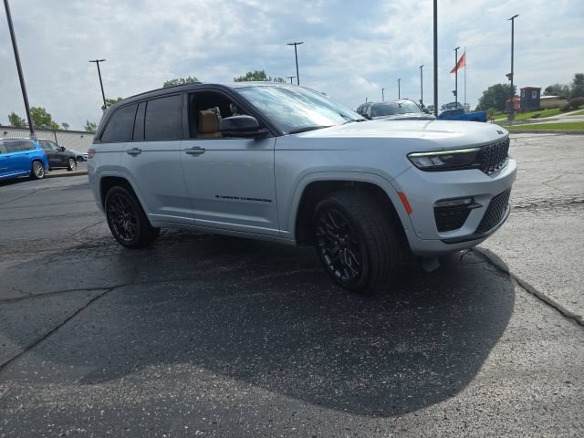 Used 2025 Jeep Grand Cherokee Summit AWD/4WD image 12
