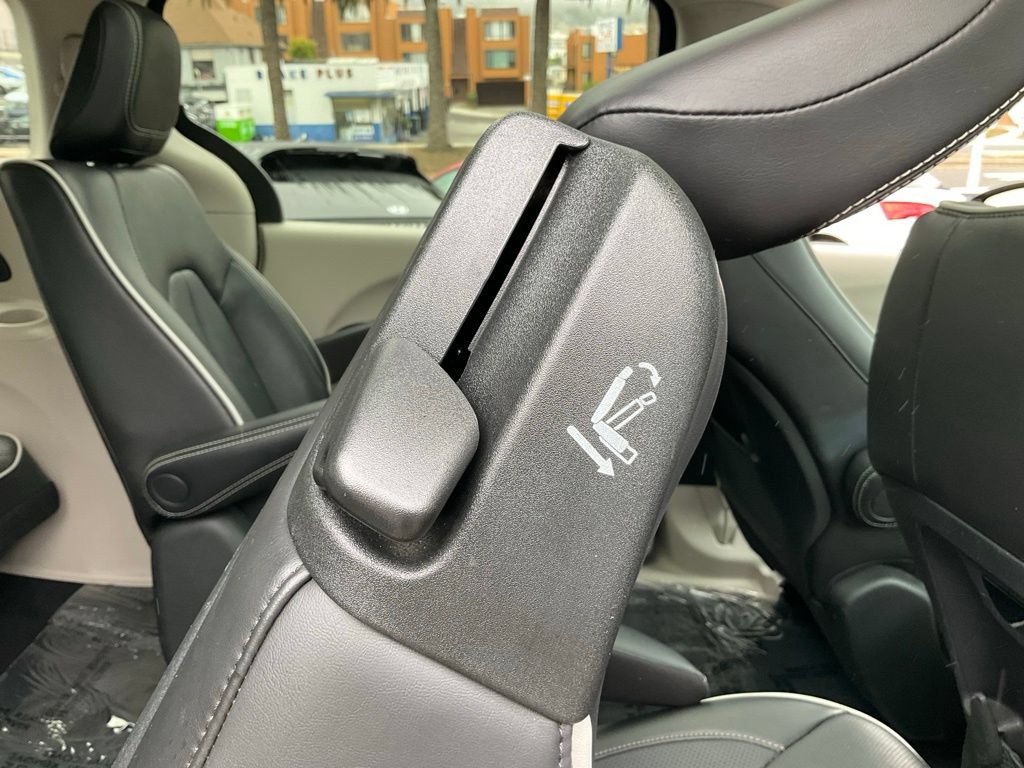 Used 2023 Chrysler Pacifica Limited FWD image 57