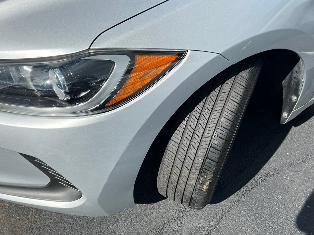 Used 2018 Hyundai Elantra SE FWD image 3