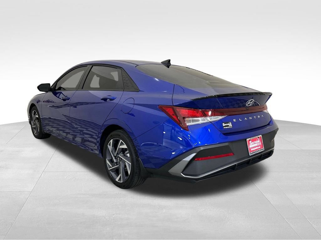 Certified 2025 Hyundai Elantra Sport FWD image 3