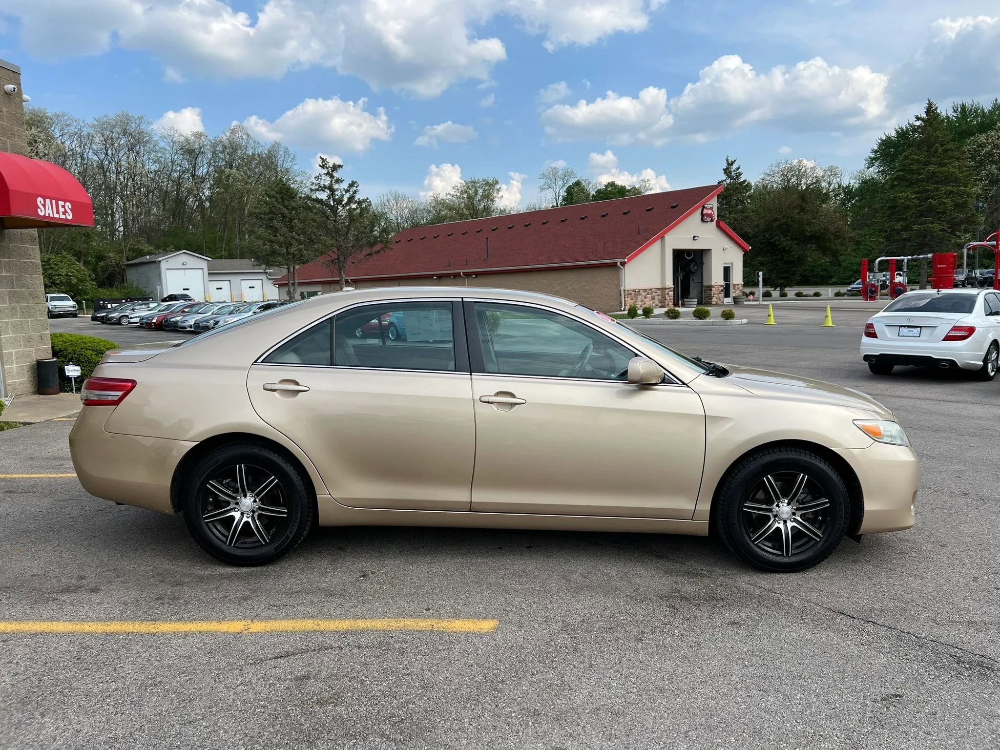Used 2010 Toyota Camry FWD image 4