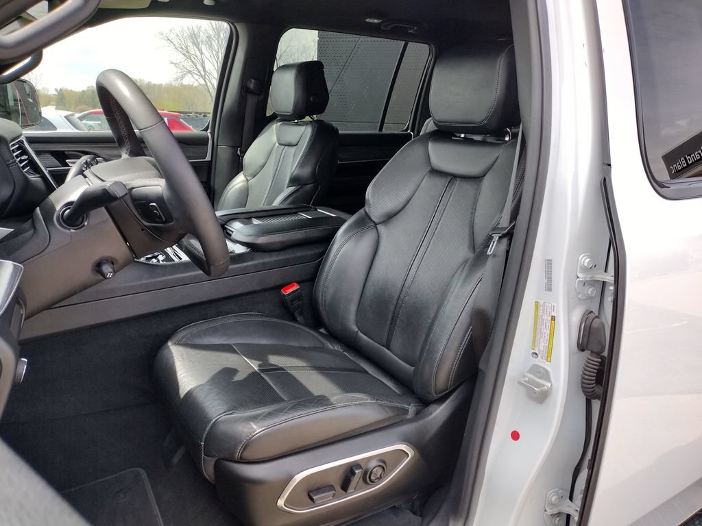 Used 2023 Jeep Wagoneer Series II AWD/4WD image 2