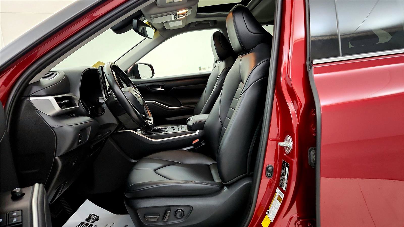 Used 2020 Toyota Highlander XLE image 27