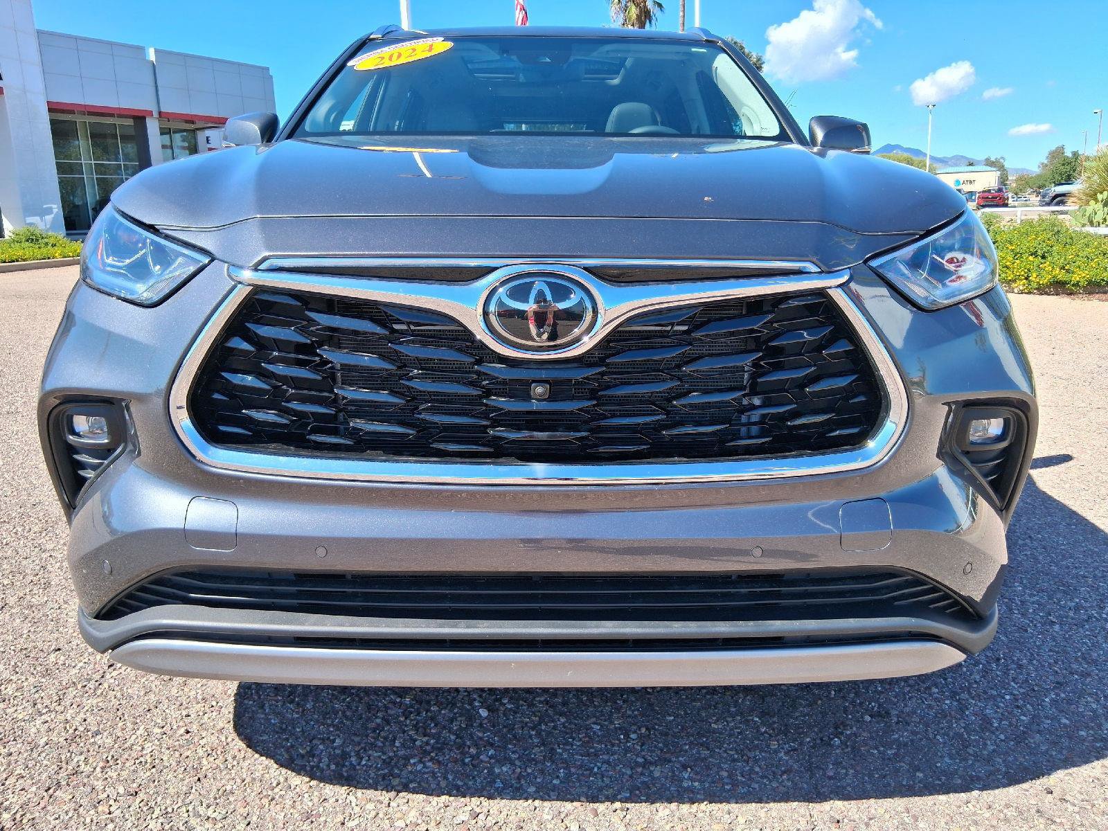 Certified 2024 Toyota Highlander Platinum AWD/4WD image 11