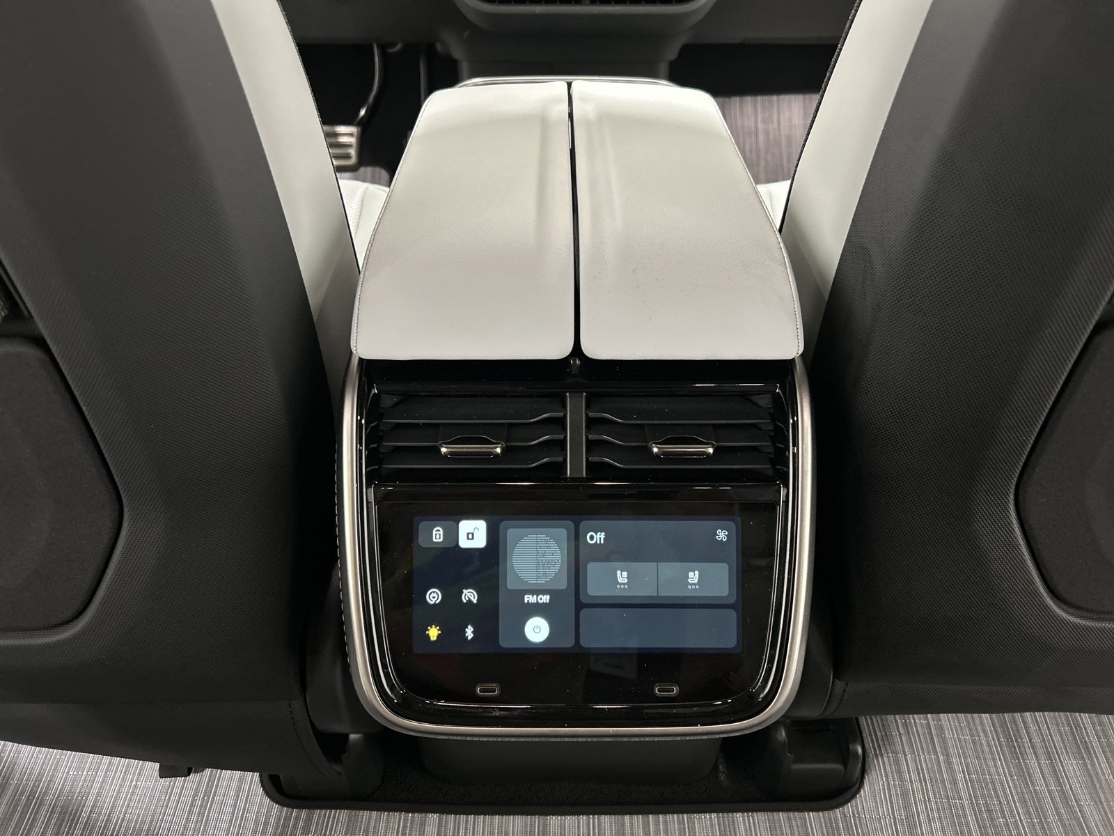 Used 2024 Rivian R1S Adventure AWD/4WD image 30