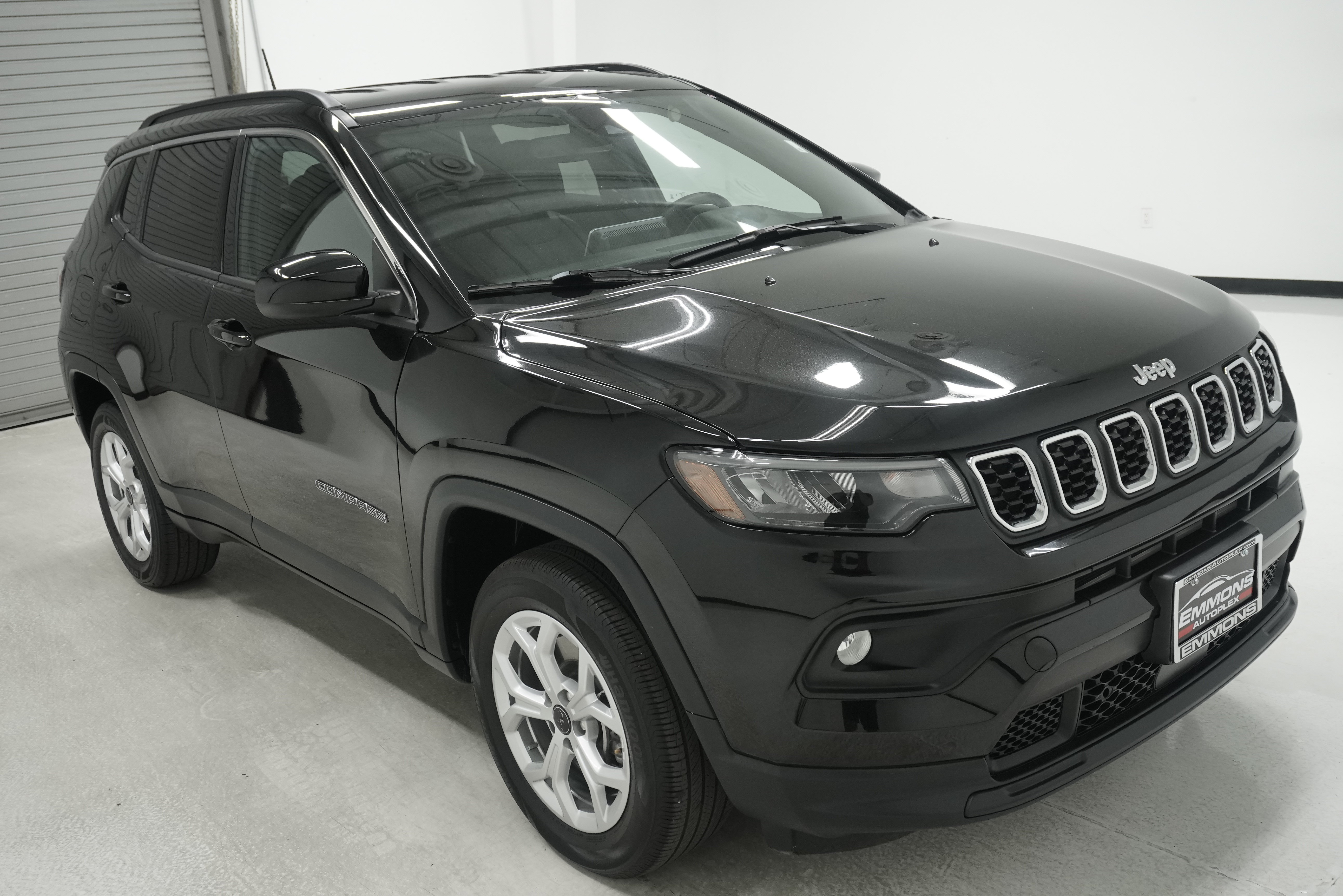 Used 2025 Jeep Compass Latitude AWD/4WD image 3