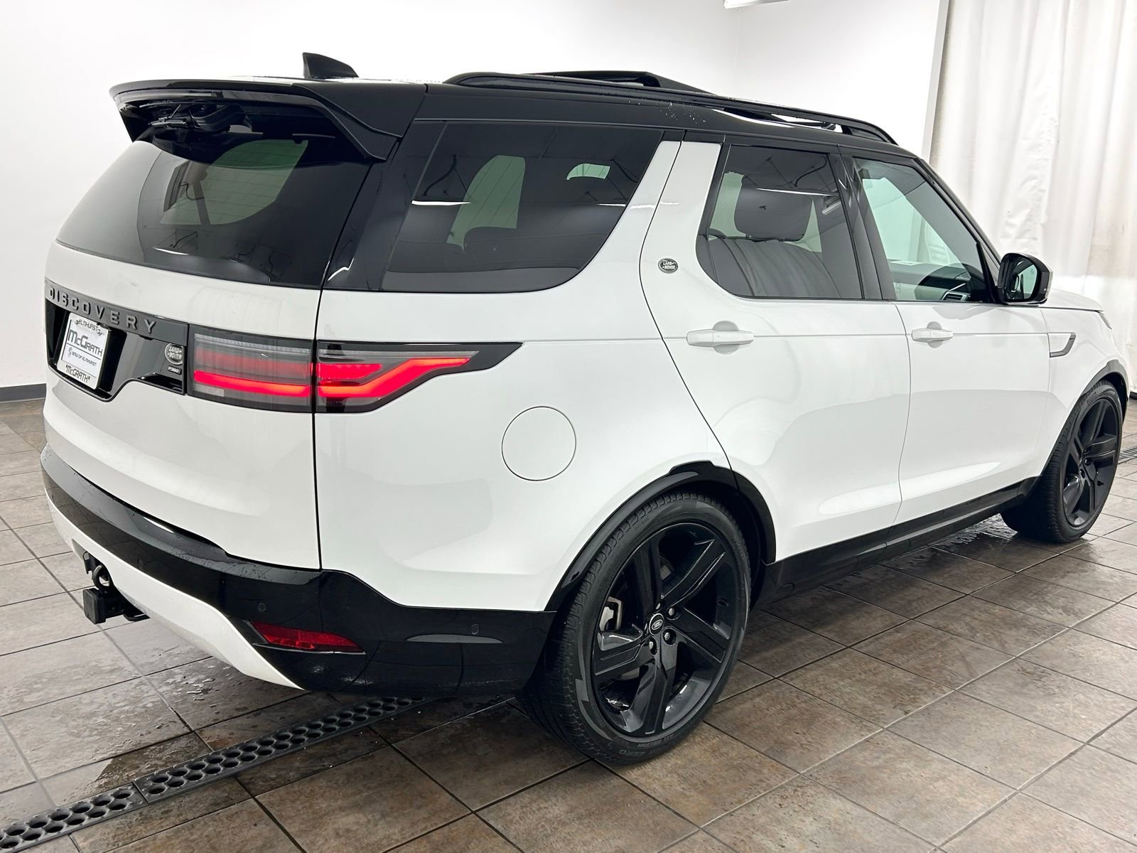 Used 2023 Land Rover Discovery HSE R-Dynamic image 5