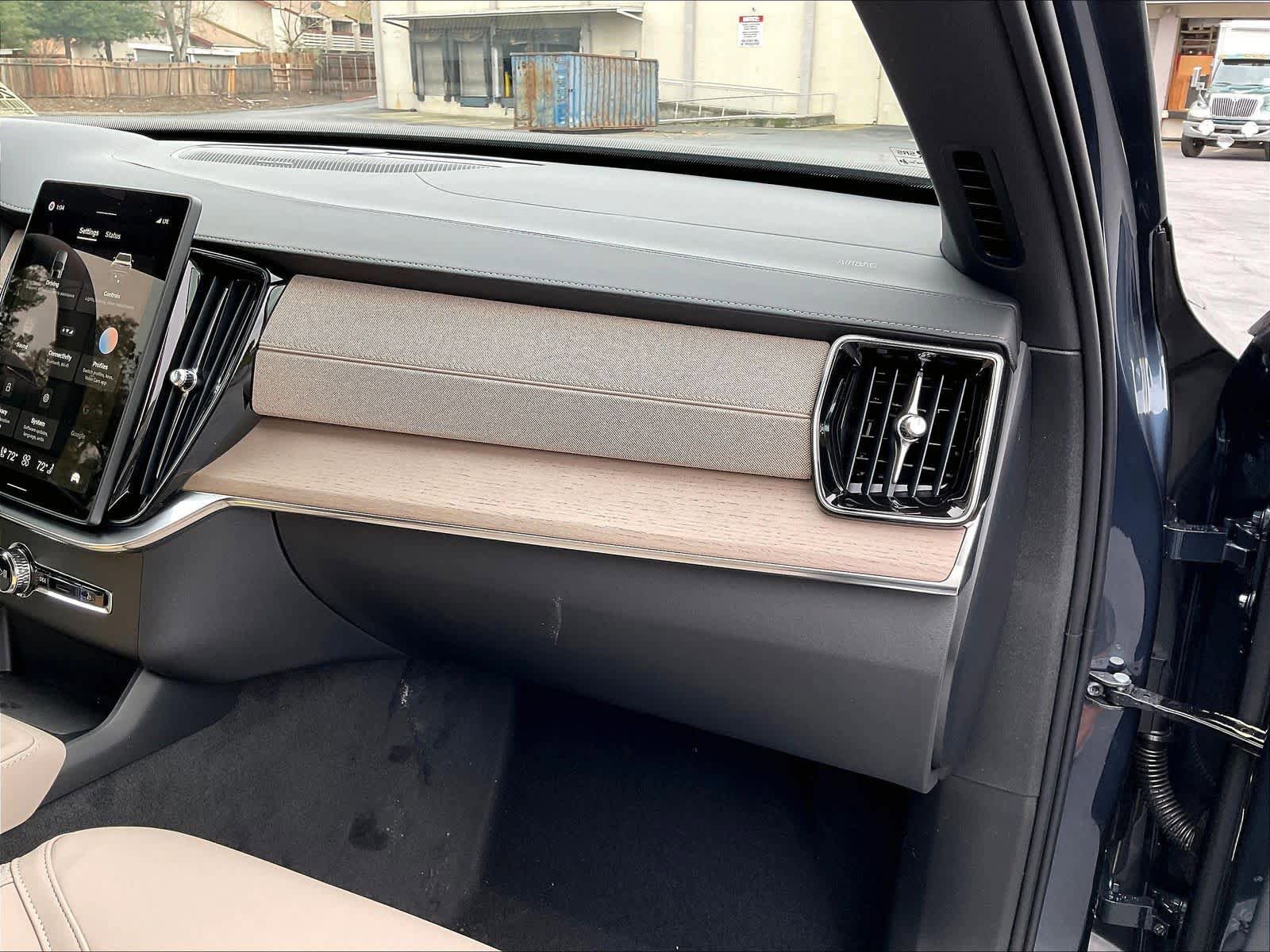 New 2026 Volvo XC90 B6 Plus w/ Protection Package Premier AWD/4WD image 29