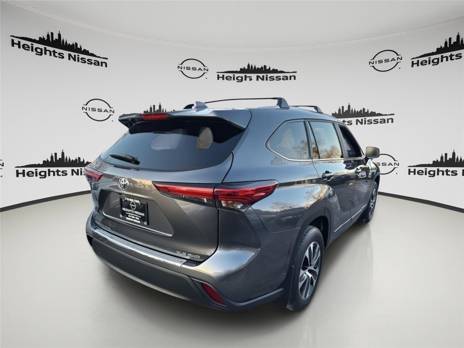 Used 2023 Toyota Highlander XLE image 4