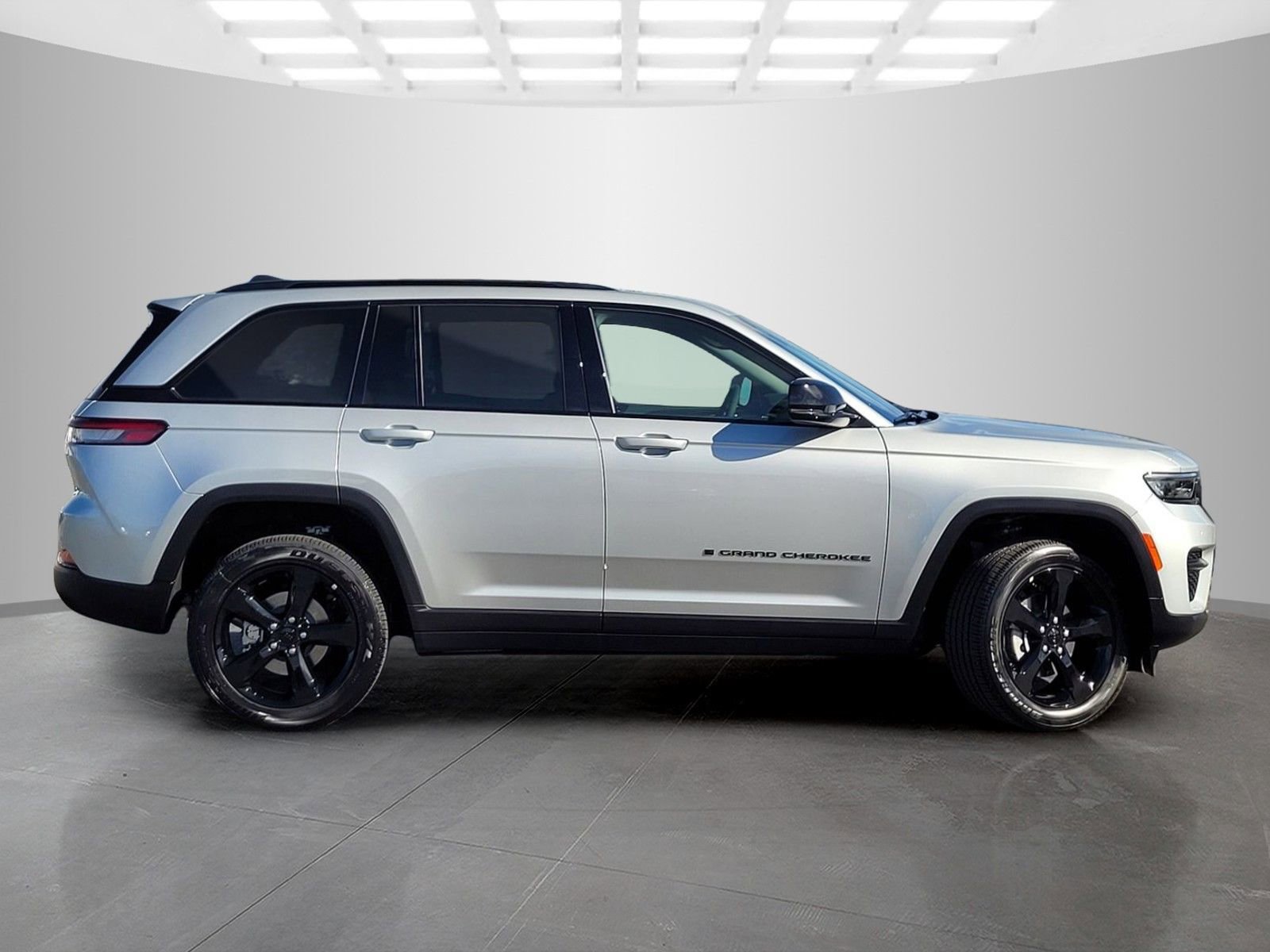 New 2025 Jeep Grand Cherokee Altitude image 3