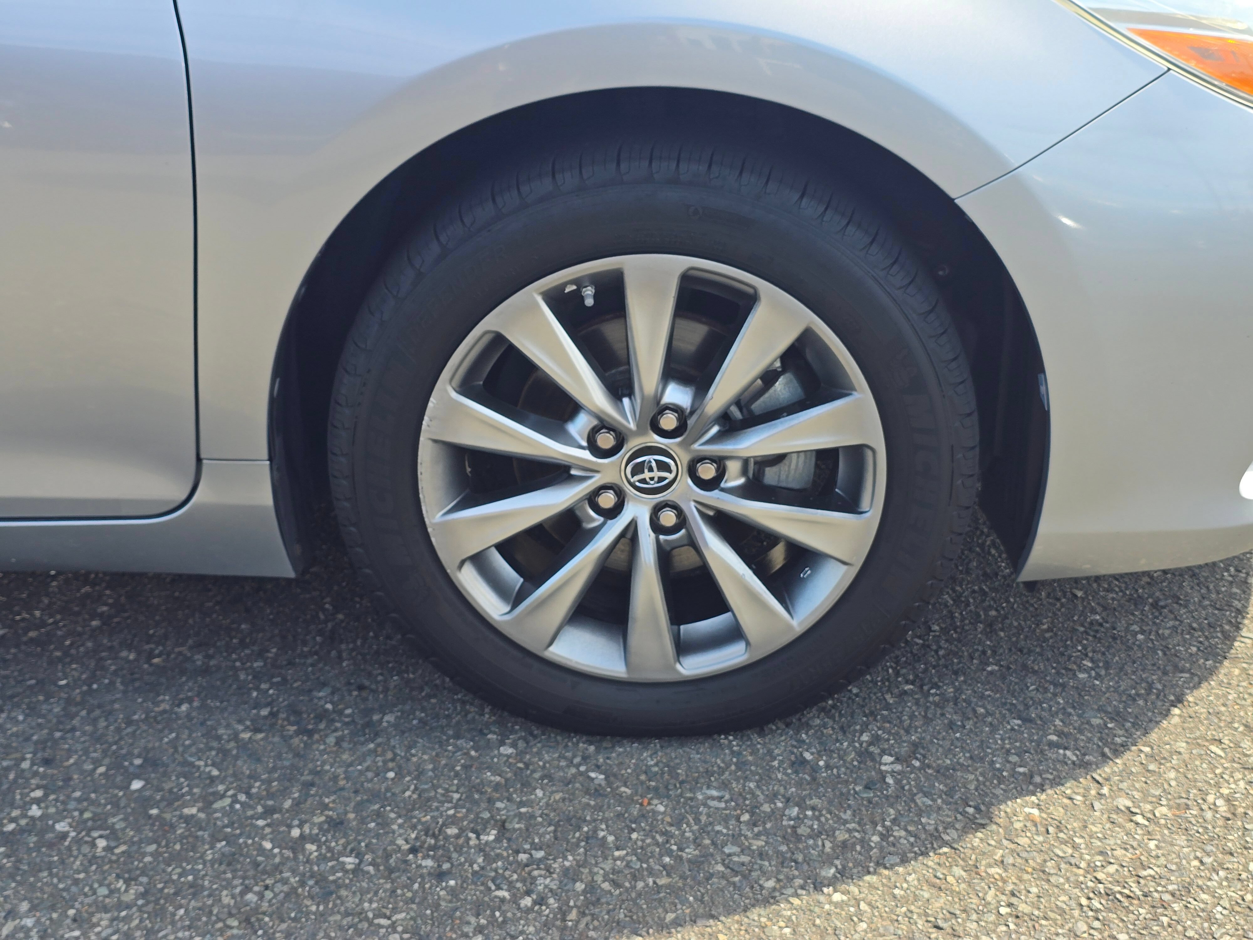 Used 2016 Toyota Camry XLE w/ Moonroof Package FWD image 9