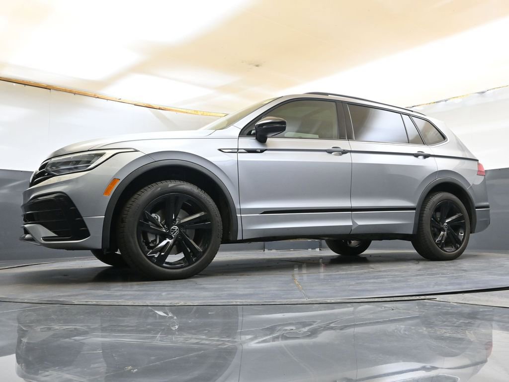 Used 2024 Volkswagen Tiguan SE R-Line AWD/4WD image 31