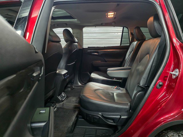 Used 2020 Toyota Highlander Limited image 16