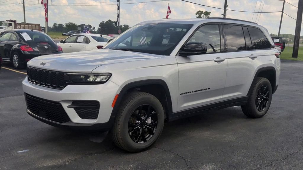 Used 2024 Jeep Grand Cherokee Altitude AWD/4WD image 4