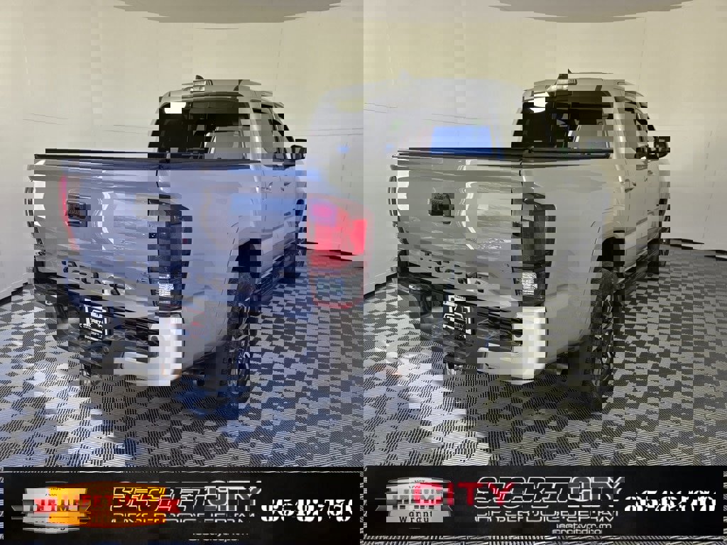 Used 2018 Toyota Tacoma TRD Sport image 7