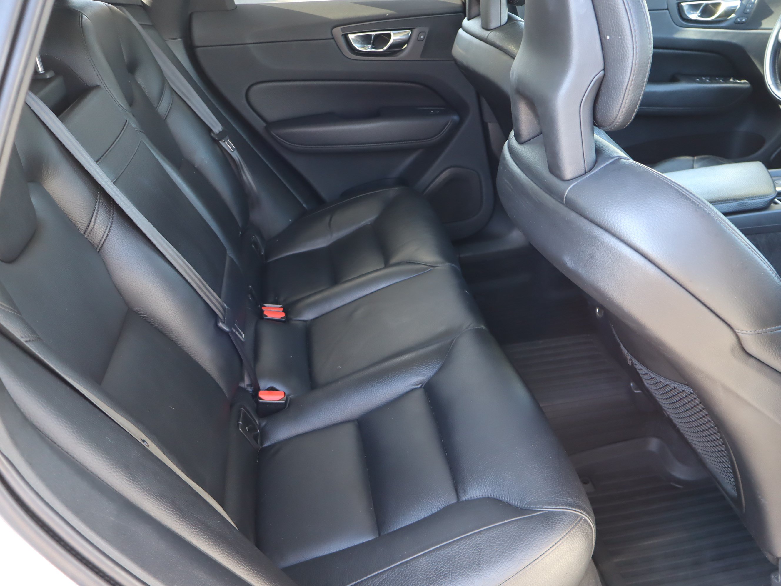 Used 2018 Volvo XC60 T6 Momentum w/ Vision Package AWD/4WD image 35