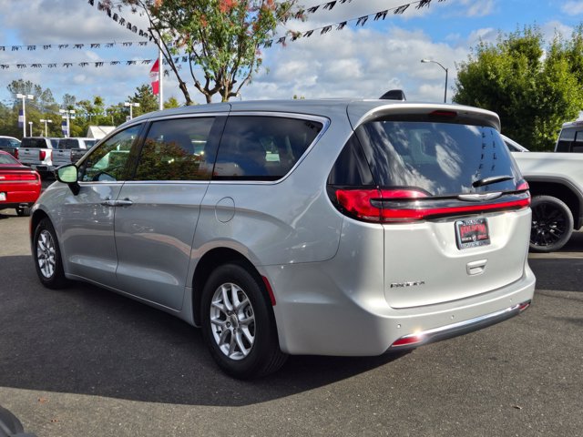 Used 2024 Chrysler Pacifica Touring-L FWD image 6