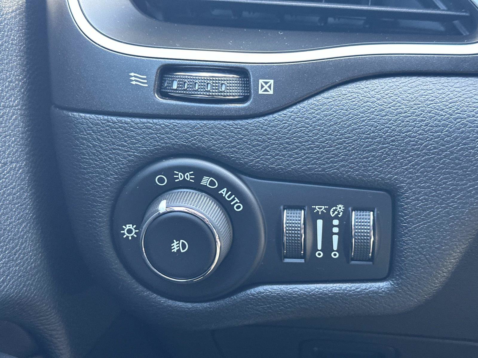 Used 2019 Jeep Cherokee Trailhawk w/ Cold Weather Group AWD/4WD image 25