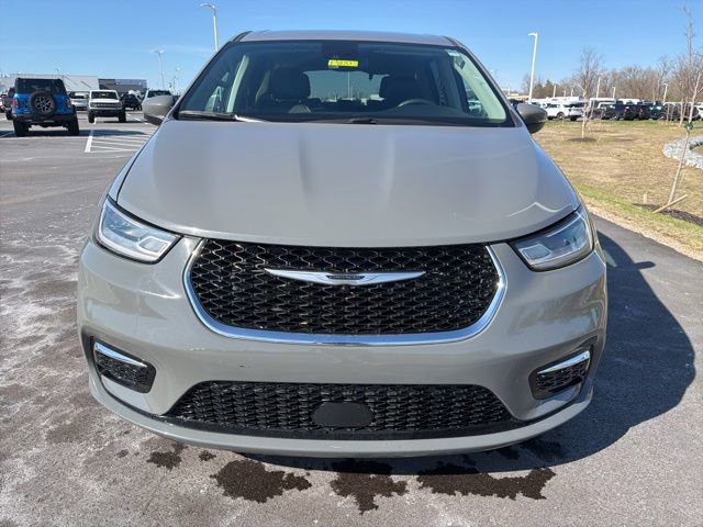 Used 2023 Chrysler Pacifica Touring-L image 3