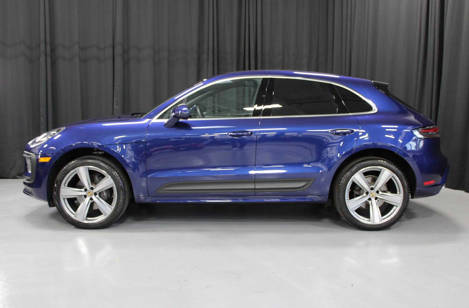 Certified 2025 Porsche Macan image 2