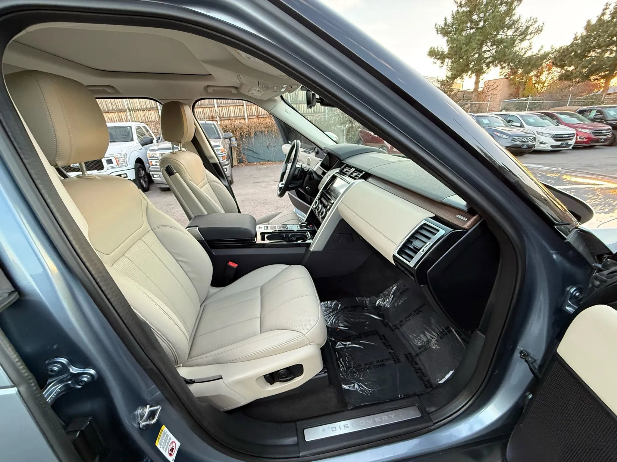 Used 2019 Land Rover Discovery HSE image 26