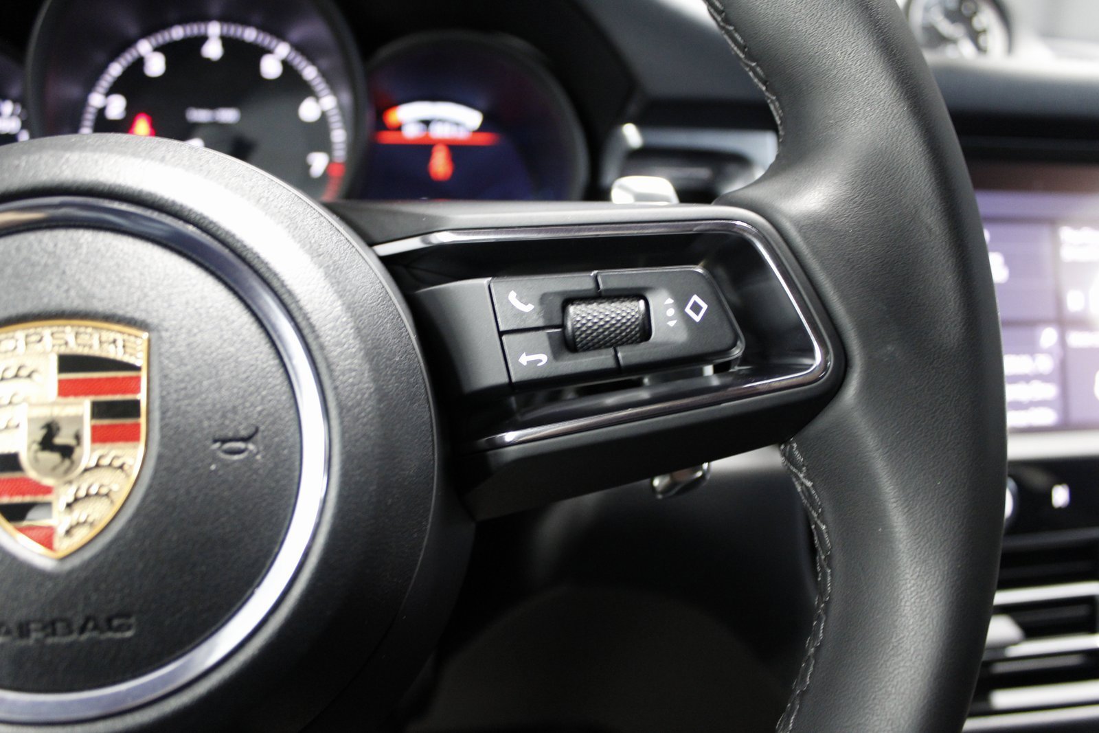 Certified 2025 Porsche Macan image 29